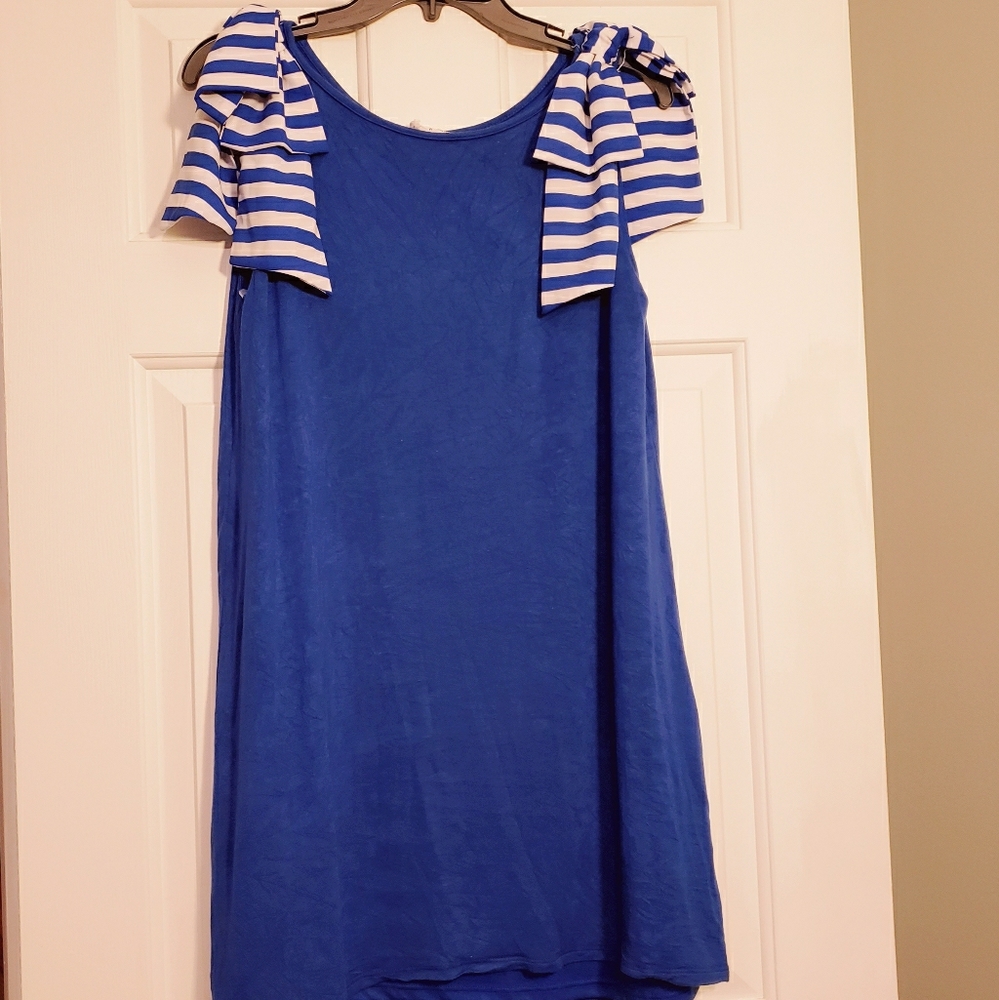 Blue striped bow sleeveless dress.